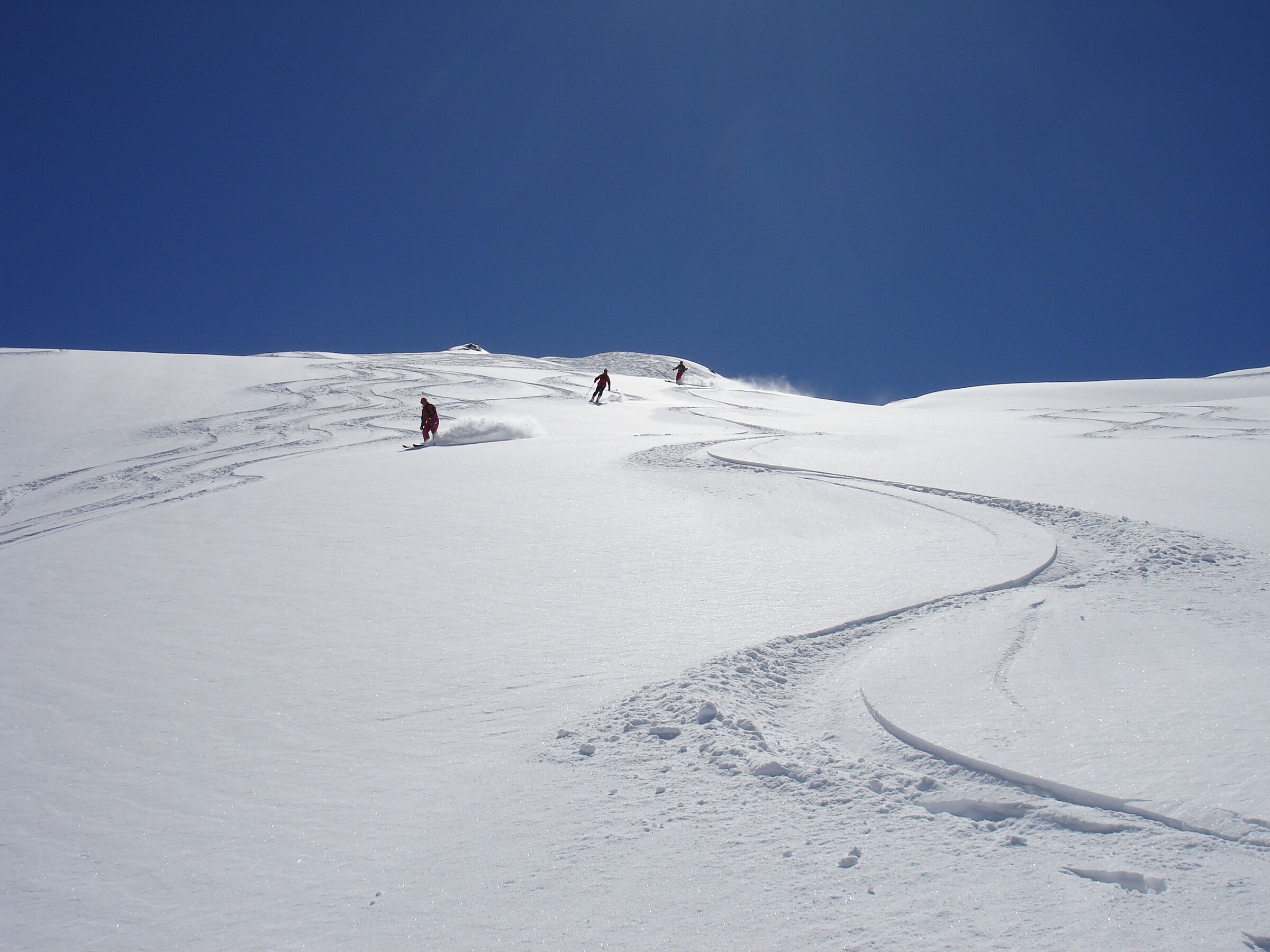 backcountry-skiing-fresh-powder-tracks