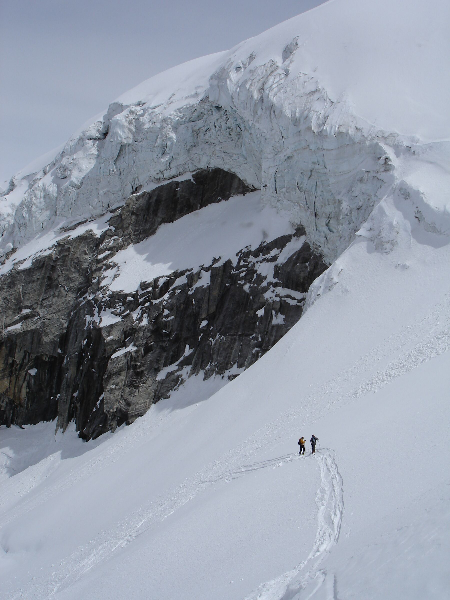 glacier-ski-touring-steep-terrain