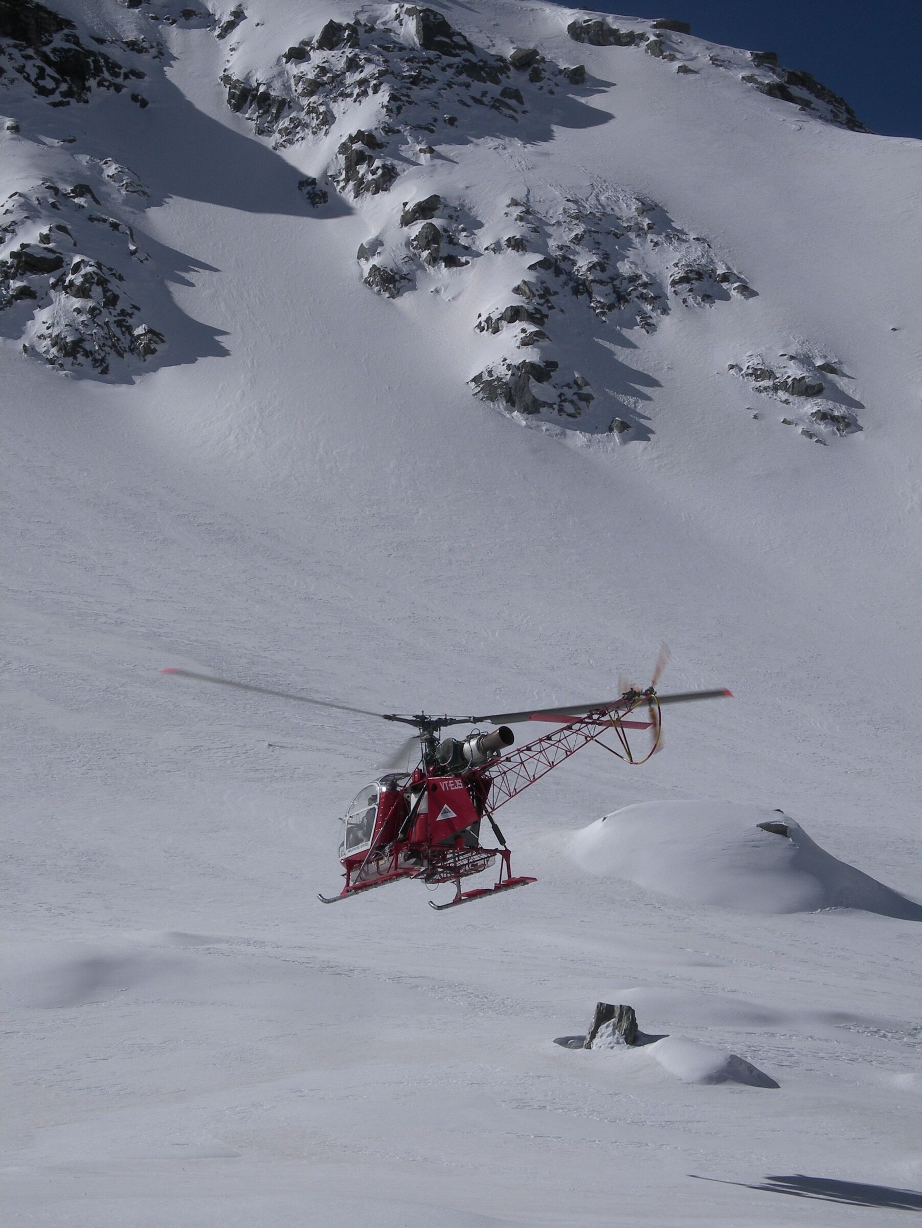 heli-skiing-helicopter-snowfield